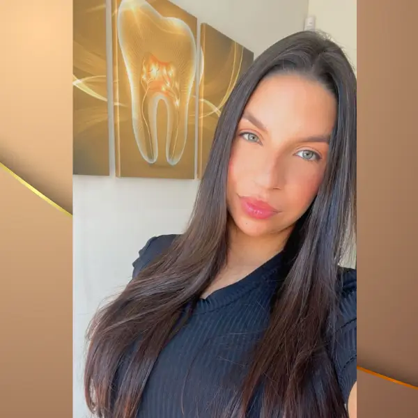 Sabrina – Consultora de Atendimento - Com simpatia e dedicação, a Sabrina é a responsável por tornar seu primeiro contato ainda mais especial. No nosso call center, ela cuida do agendamento de consultas e garante um atendimento ágil, atencioso e de excelência.