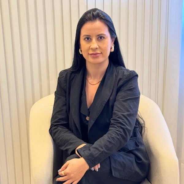 Júlia Silveira – Gerente Comercial À frente da área comercial, Júlia Silveira atua com dedicação e visão estratégica, conectando pessoas, oportunidades e soluções.