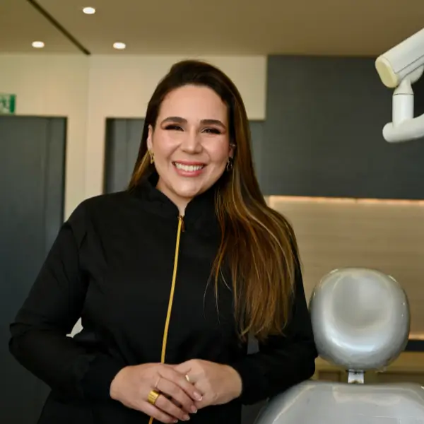 Heloa de Amorim Peres lima CRO/MG 57668 • Graduação pela Funorte (2020) • Especialista em prótese dentária com aperfeiçoamento em estética intra-oral. (2022) • Aperfeiçoamentos em facetas e laminados cerâmicos (2021) • imersão em toxina botulínica e preenchedores. (2021) • imersão em facetas em resina composta anterior. (CT Black - Bruno reis - 2022) • aperfeiçoamento em facetas em resina composta - composite veneers - Victor Tanaka - 2023) • resinas de excelência - Greisiele Antunes- 2024)