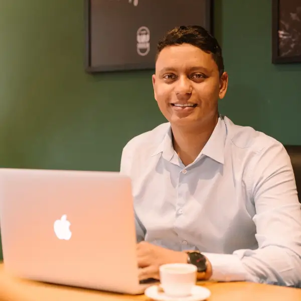 Junior Ribeiro – Gestor de Marketing Responsável por criar campanhas de marketing, desenvolver conteúdos criativos e elaborar estratégias digitais inteligentes que conectam com o público.